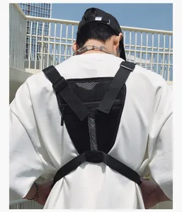 Detailansicht der multifunktionalen taktischen Brusttasche Streetwear Weste für Outdoor-Sportart.