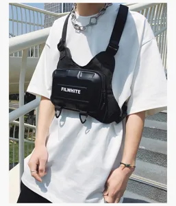 Detailansicht der trendigen multifunktionalen taktischen Brusttasche im Streetwear-Stil.