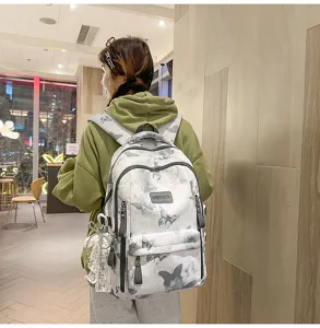 Detaillierte Ansicht des grossen Schulrucksacks mit stilvollem Schmetterlingsmuster.