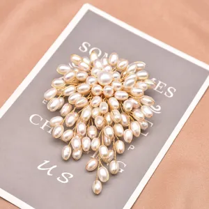 Handgemachte Naturperle Brosche Vintage Blumencluster Schmuck elegante Korsagen Nadel Damen