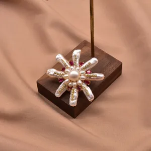 Nahaufnahme der handgefertigten Barockperlen-Blumenbrosche mit exquisiter Textur und feinem Design.
