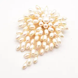 Handgefertigte Süßwasserperlen Brosche Vintage Golddraht Blumen Cluster Schmuck für elegante Damen