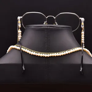 Détail de chaîne de lunettes en perles, sangle de retenue vintage en perles d'eau douce.