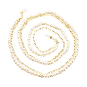Élégante chaîne de lunettes en perles d'eau douce avec maillons dorés et boucles antidérapantes.