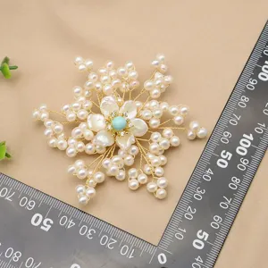Handmade Barock Perlen Brosche mit Türkis und Schneeflocken Design für sehr elegante Damen.