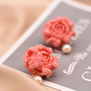 Elegante rosa geschnitzte Blumen Perlen Ohrstecker, charmanten Nischenschmuck für Damen Alltag.