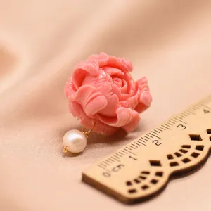 Elegante rosa Schnitzblume Perle Ohrstecker 925 Silber Nische Design Schmuck für Damen.