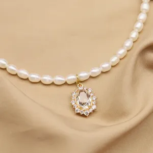 Elegante Süßwasserperlen Halskette mit Kristallanhänger für Damen, schicke Choker Schmuck.