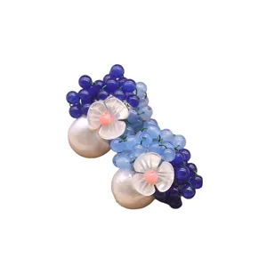 Elegante Vintage Perlenohrringe mit blauen Perlenblumen und grossen Perlen für Damen.