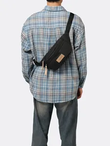 Lockerer schwarzer Nylon Crossbody Brustbeutel für Damen und Herren, stylische Streetwear.