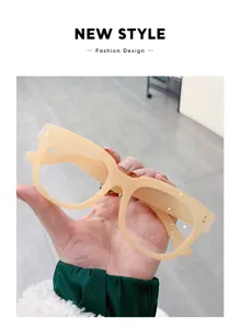 Gros plan sur des lunettes de vue tendance à monture épaisse en beige clair élégant.