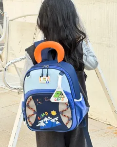 Vue détaillée du sac à dos pour enfants coloré avec thème de camping, bretelles et poignée.
