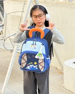 Vue détaillée du sac à dos coloré pour enfants avec un superbe motif de camping ludique.