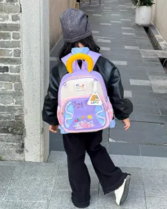 Sac à dos d'école coloré pour enfants vue de détail design contrasté et motifs de camping.