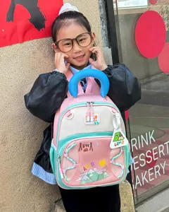 Joli sac à dos coloré pour filles de maternelle, cartable léger avec motif de camping adorable.