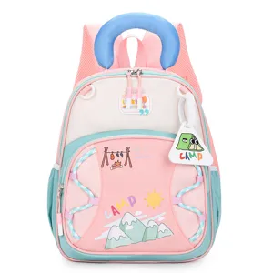 Sac à dos rose et vert pour enfant avec poignée en U et motif camping vue détaillée.