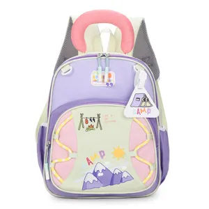Joli sac à dos pour enfants de maternelle design coloré avec un charmant motif de camping.