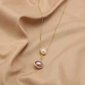 Élégant collier de perles naturelles avec chaîne dorée et pendentif baroque chic et raffiné.