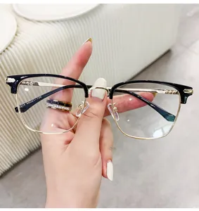 Modische Halb-Brille mit Blaulichtfilter im eleganten schwarz-goldenen quadratischen Design.