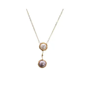 Élégant collier de perles plaqué or 18 carats avec double pendentif baroque en fil torsadé.