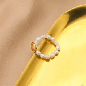 Anello di perle naturali con design a rosa in filo d'oro, gioiello di moda chic minimalista