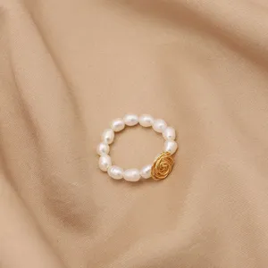 Anello di perle d'acqua dolce naturali con rosa in filo d'oro stile minimalista elegante per donne.