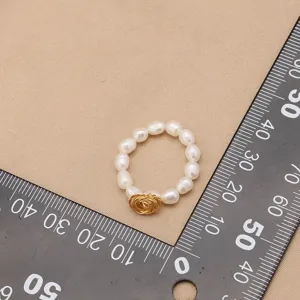 Anello in perle d'acqua dolce naturali con rosa in filo d'oro, stile minimalista