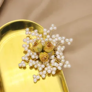 Exquisite Perlenblumen-Brosche mit getrockneten Rosen und feinem Draht für Damen.