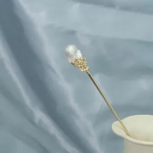 Elegante Vintage Perlen Haarnadel mit goldener Blumenbasis für klassische Hochsteckfrisuren.