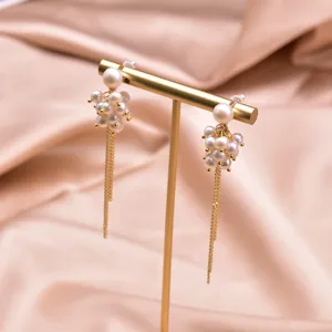 Elegante Perlen-Quasten-Ohrringe mit einem zarten Perlendesign und goldenen Ketten.