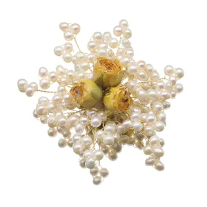 Handgefertigte Perlen Blumen Brosche mit getrockneter Rose elegant Damen Schmuck Accessoire