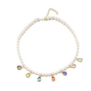 Elegante Perlenkette mit bunten Tropfen Anhängern, schicke kurze Halskette für Damen.