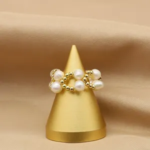 Anello in perla naturale con perline dorate, design intrecciato chic immagine principale.