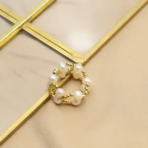 Anello artigianale con perle d'acqua dolce e perline dorate, gioiello elegante da donna.