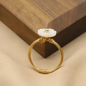 Handgemachter Draht umwundener weißer Muschelblumen Ring goldener Fingerschmuck Hauptansicht