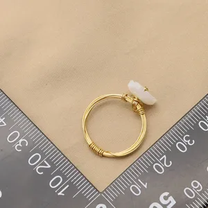 Veralteter Draht gewickelter goldener Ring mit geschnitzter weißer Muschelblume Schmuck