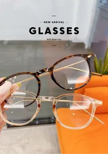 Gafas redondas anti luz azul elegantes con patillas de metal, detalle montura óptica.
