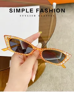 Nahaufnahme der modischen schmalen Sonnenbrille mit funkelnden Strasssteinen am Rand.