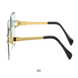 Detailansicht der luxuriösen randlosen Sonnenbrille mit blauem Kristallschliff und Gold.