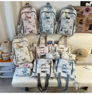 Niedlicher Schultaschen-Rucksack mit Schmetterlingsdruck, Tragetasche und Federmäppchen.