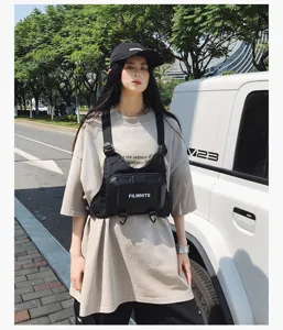 Taktische Outdoor-Brusttasche im Streetstyle-Detail, funktionale Harness-Tasche in Schwarz.