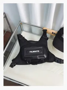 Taktische Brusttasche Detailansicht, schwarzes Utility-Harness für Outdoor-Sport und Wandern.
