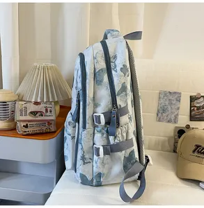 Detailansicht des blauen Schmetterling-Schülerrucksacks mit praktischen Fächern und Gurten.
