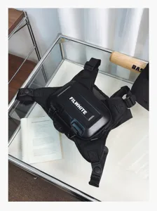 Multifunktionale schwarze taktische Brusttasche, robuster Gurtrucksack für Outdoor-Wandern.