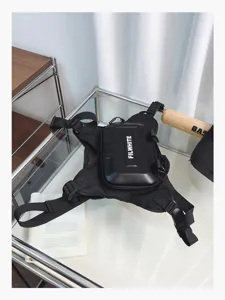 Taktische Brusttasche Detailansicht, schwarzes Hartschallenfach und verstellbare Riemenschnalle.