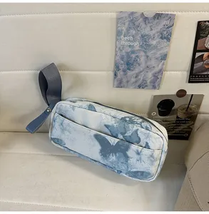 Blaue Schmetterlings Federtasche mit Tie-Dye Print, Stoff Stiftetui für Schüler mit Handschlaufe.