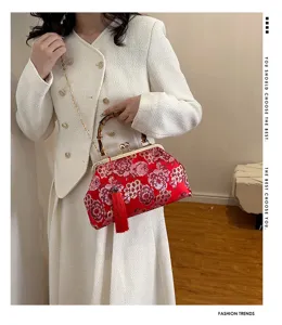 Rote Vintage Abendtasche mit Blumenstickerei, Bambusgriff und eleganter Kette für Damen.