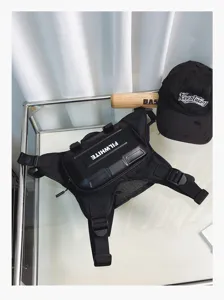 Schwarze taktische Brusttasche Detailaufnahme, modernes Design mit Hartschale.