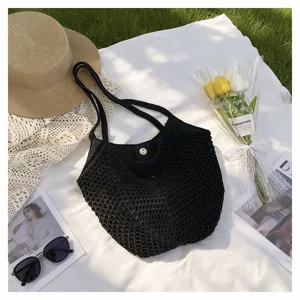 Schwarze gestrickte, ausgehöhlte Tragetasche, stilvolle lässige Strand-Umhängetasche für Damen.