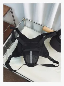 Taktische Mesh Brusttasche Detail, verstellbare Riemen, atmungsaktives Streetwear Gurtzeug.